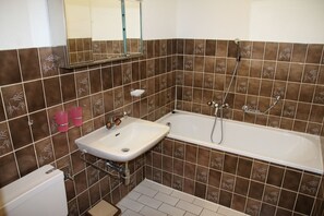 Bathtub, towels
