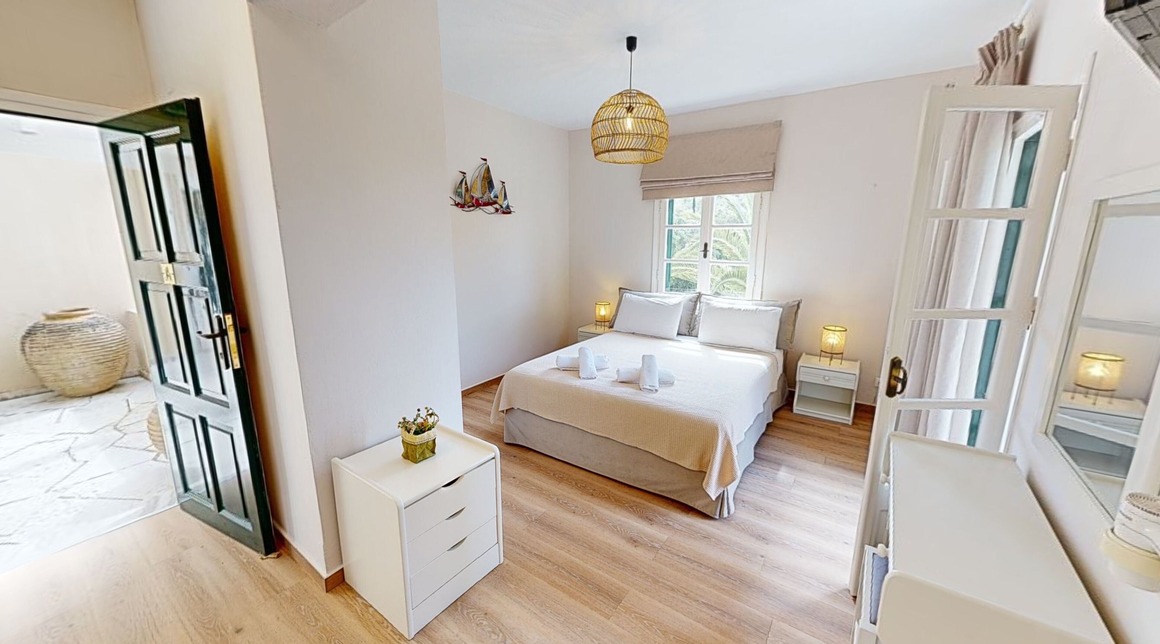 1 dormitorio, caja fuerte, tabla de planchar con plancha y cuna de viaje