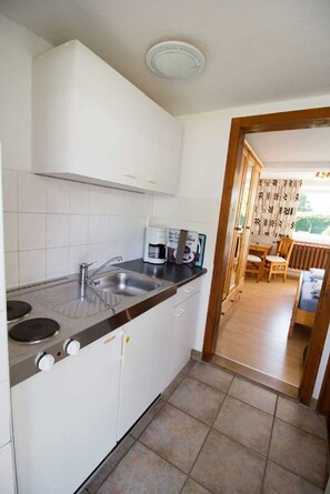 Kjøleskap, kaffetrakter/tekoker, vannkoker og brødrister