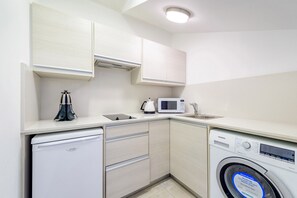 Een koelkast, een microgolfoven, een oven, een vaatwasser