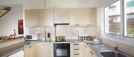 Kjøleskap, mikrobølgeovn, ovn og kokeplater