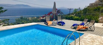 VILLA CALYPSO-Piscine privée-Idéal pour des vacances-Vue sur la mer-à seulement 45 min. d'Athènes