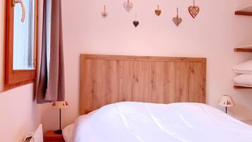 1 habitación y tabla de planchar con plancha