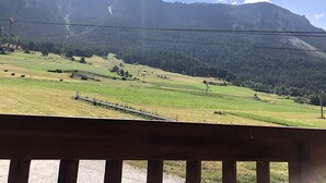 Paesaggio montuoso suggestivo con una strada e campi.