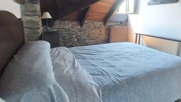 3 chambres, bureau, fer et planche à repasser, draps fournis