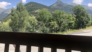 Eine gebirgige Landschaft mit einer Straße und einem Parkplatzschild.