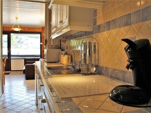 Fridge, microwave, oven, dishwasher - 2-Room Apartment, Sleeps 6, Ski-in/Ski-out, South Facing, Pets Allowed (Risoul)