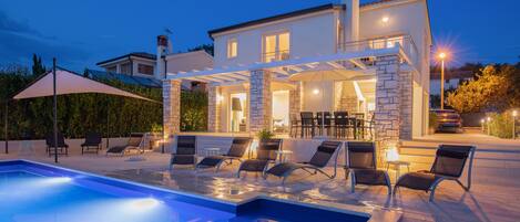 Una piscina a sfioro, una piscina riscaldata