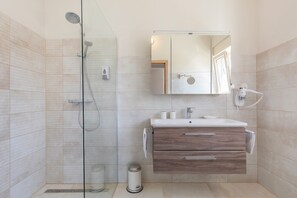 Baignoire, séchoir à cheveux, serviettes fournies, savon