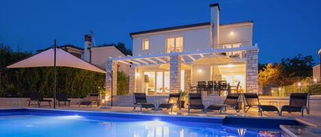 Una piscina infinita, una piscina climatizada