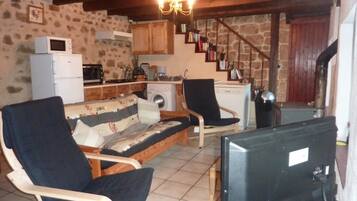 Télévision, lecteur de DVD, baby-foot, table de tennis de table