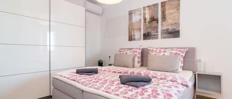 4 bedrooms, iron/ironing board, free WiFi, bed sheets