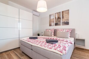 4 bedrooms, iron/ironing board, free WiFi, bed sheets