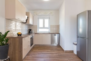 Refrigerador, microondas, horno, placa de cocina