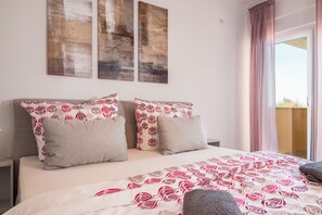 4 bedrooms, iron/ironing board, free WiFi, bed sheets
