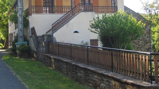 A two-story house with a stone wall and a wooden fence. - Cottage in the countryside, in the Tarn, between Aveyron and Hérault (Berlats)