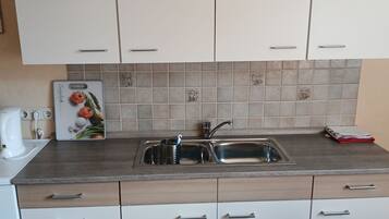 Réfrigérateur, four, chaise haute