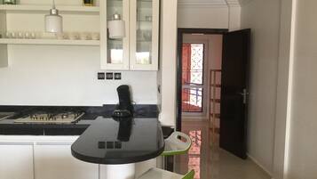 Fridge, coffee/tea maker