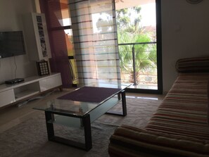 TV - Secure residence, pleasant apartment; 100m from the beach. (imi ouaddar)