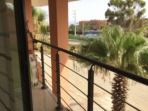 Property grounds - Secure residence, pleasant apartment; 100m from the beach. (imi ouaddar)