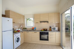 Fridge, microwave, oven, coffee/tea maker