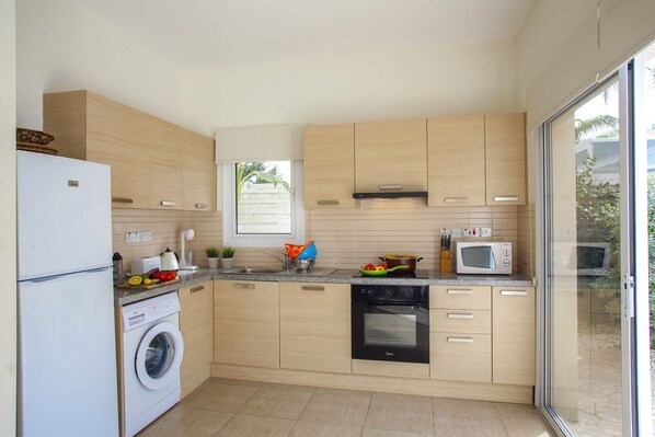 Fridge, microwave, oven, coffee/tea maker