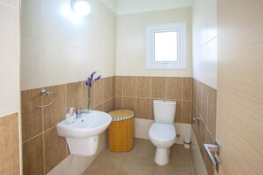 Baignoire, sèche-cheveux, serviettes fournies