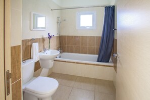 Badewanne, Haartrockner, Handtücher