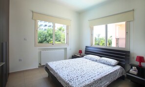 3 chambres, coffres-forts dans les chambres, fer et planche à repasser