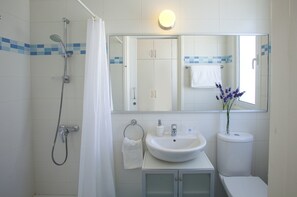 Badewanne, Haartrockner, Handtücher