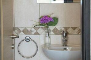Badewanne, Haartrockner, Handtücher