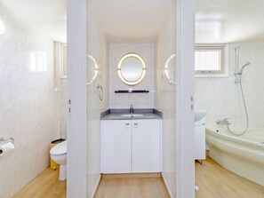 Badewanne, Haartrockner, Handtücher