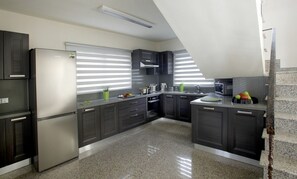 Kylskåp, mikrovågsugn, ugn och spishäll