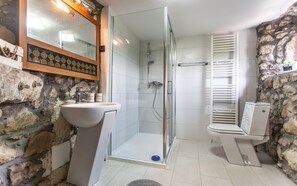 Douche, baignoire Ă jets, sĂšche-cheveux, bidet