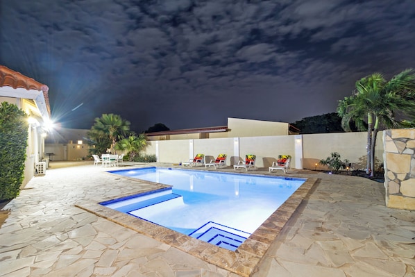 Una piscina al aire libre