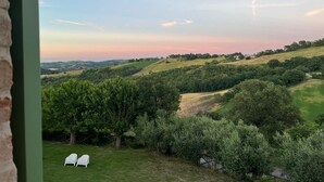 A view of rolling hills with trees and a clear sky. - Natural stone country house (Arcevia)