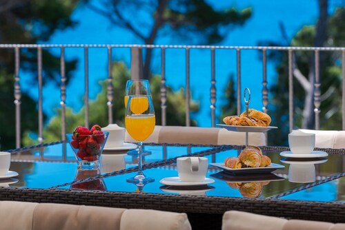 Charmante Steinvilla mit 5 Schlafzimmern, privatem Pool und Meerblick 