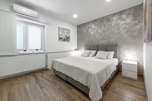 5 bedrooms, in-room safe, iron/ironing board, WiFi