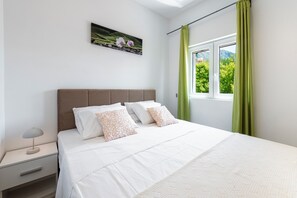 5 chambres, coffres-forts dans les chambres, fer et planche à repasser