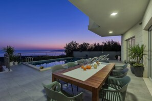 Outdoor dining - Luxury villa Mae in Makarska, basketball court (Makarska)