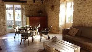 TV, caminetto, lettore DVD, biblioteca musicale
