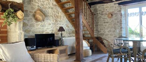 Een televisie, een open haard, een dvd-speler en een muziekbibliotheek