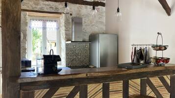 Een koelkast, een microgolfoven, een oven, een kookplaat