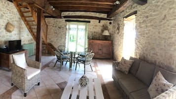 Televisie, een open haard, een dvd-speler en een muziekbibliotheek