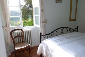 3 slaapkamers, een strijkplank/strijkijzer, reisbedje, gratis wifi