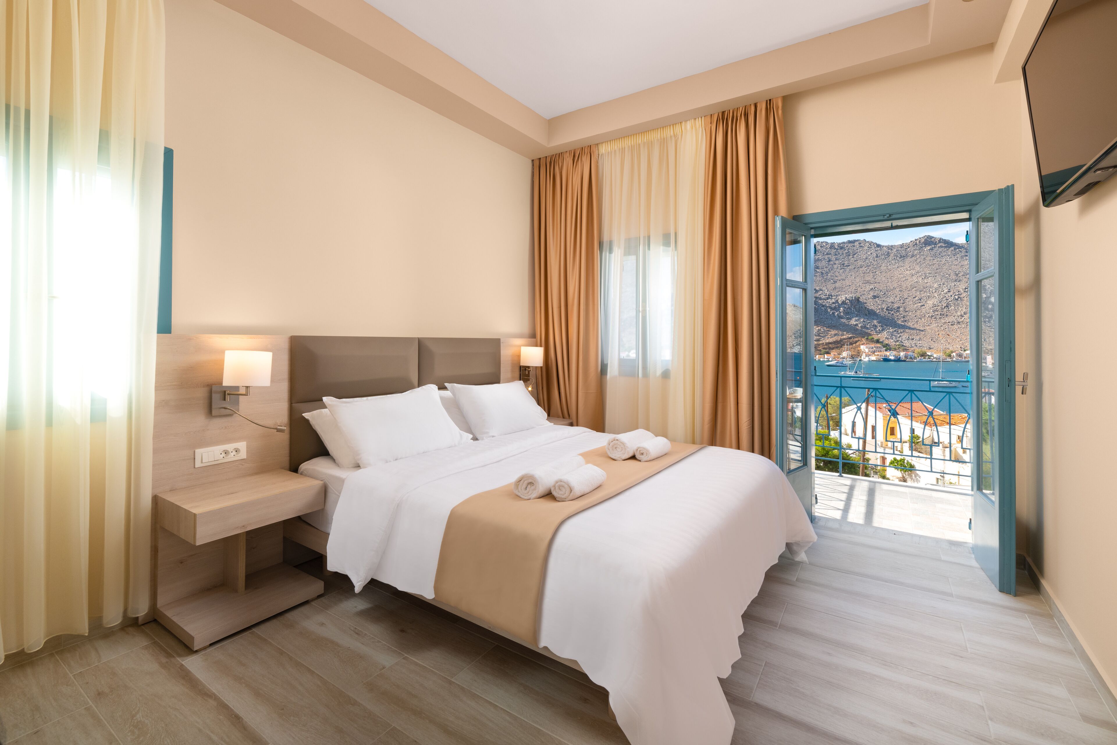 5 quartos, cofres nos quartos, escrivaninha, quartos à prova de som