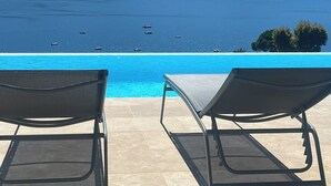 An infinity pool with a view of the sea and mountains. - Beautiful house. Wonderful sea view (Casaglione)