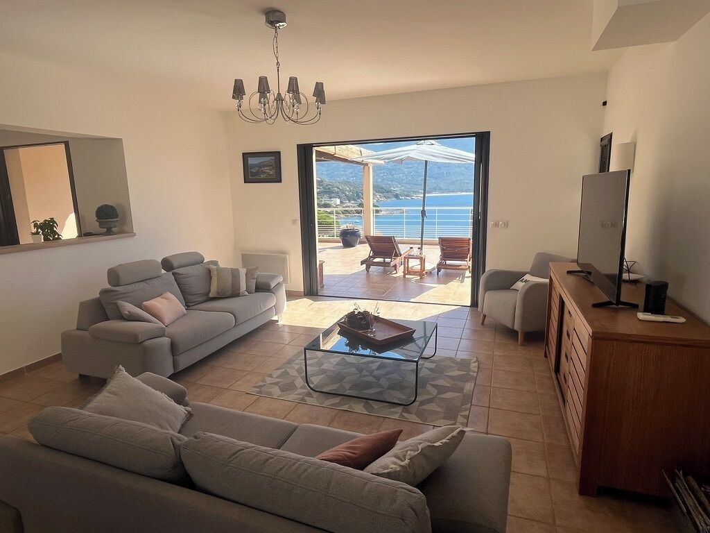 Televisie, een dvd-speler, boeken en een muziekbibliotheek