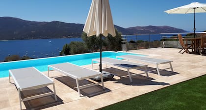 Villa d'exception, avec piscine à débordement et sublime vue mer.