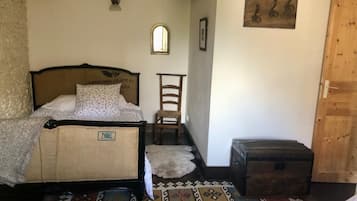 4 dormitoris, planxa i posts de planxar i un bressol de viatge